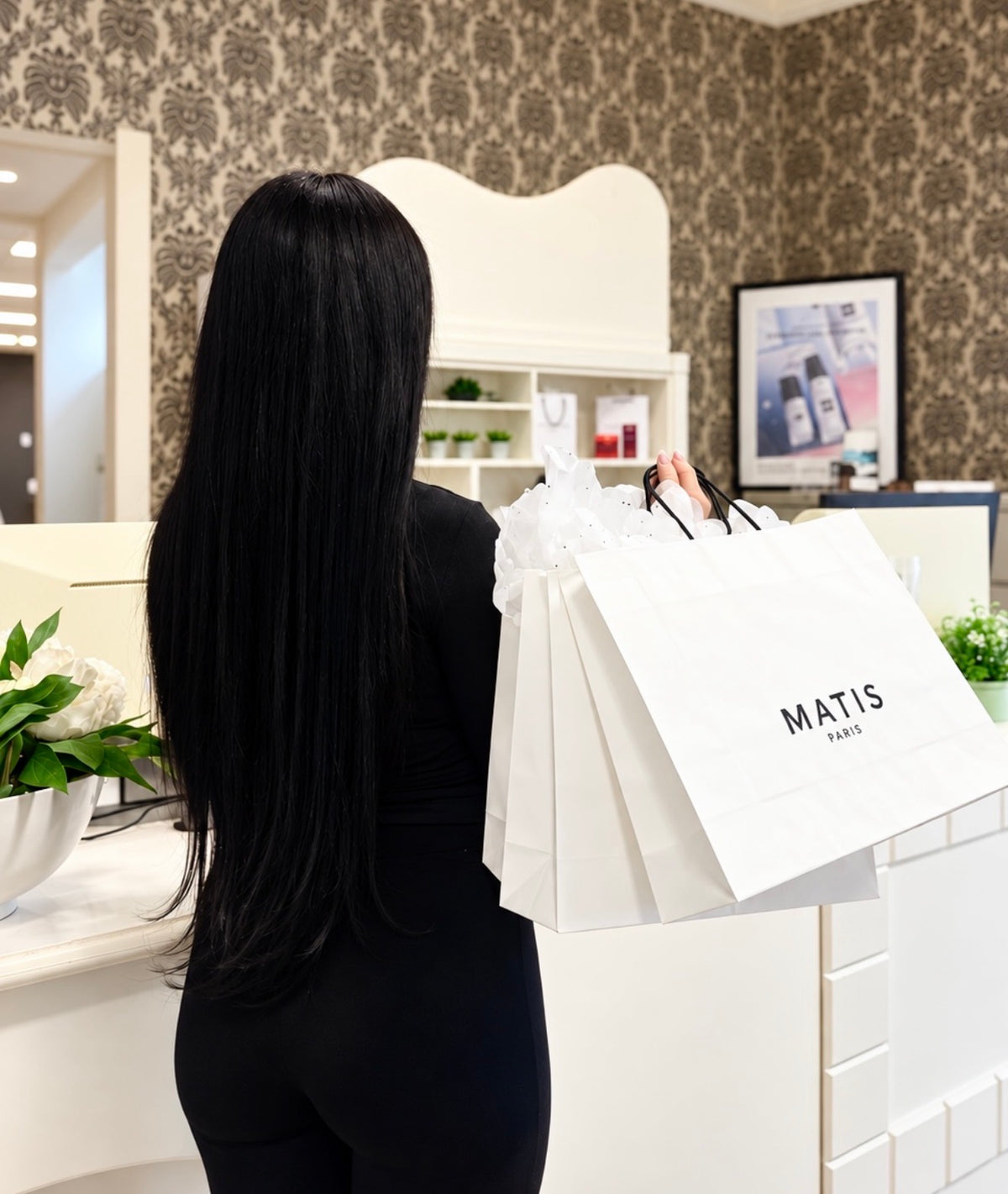 Une cliente à l'accueil du Spa Jouvence avec ses sacs Matis